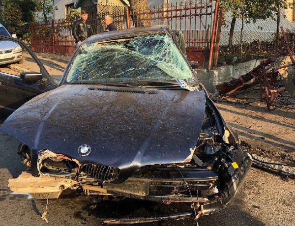 У Чернівцях п’яний водій BMW врізався в огорожу (фото)
