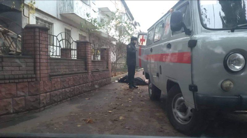 На вулиці Небесної Сотні у Чернівцях виявили тіло чоловіка