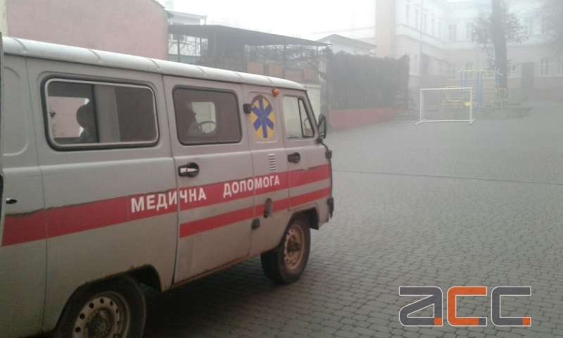 У Чернівцях на сходах школи повісився двірник