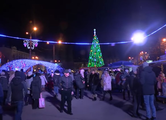 Ялинку на Соборну площу привезуть з подвір’я чернівчанина