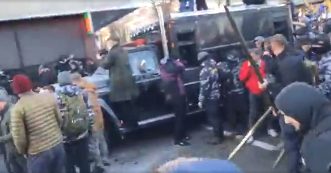 Під Радою почалися сутички поліції і протестувальників