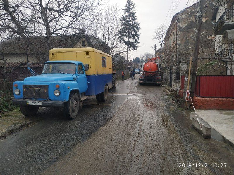 У Чернівцях вулицю Запорізьку перекрили через аварію на водогоні