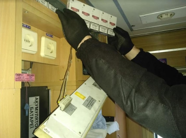 Залізничник намагався у вагоні перевезти через кордон сигарети