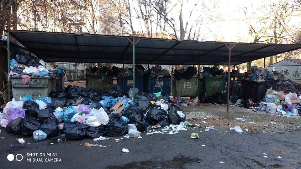 У Чернівцях комунальники прибирають сміття у посиленому режимі