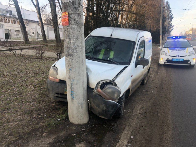 У Чернівцях сталася ДТП: водій автівки протаранив стовп