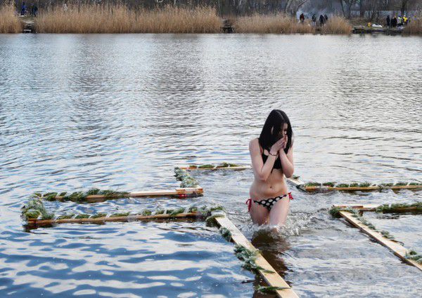 Купання на водохреще: в ПЦУ заявили, що вода не змиває гріхи
