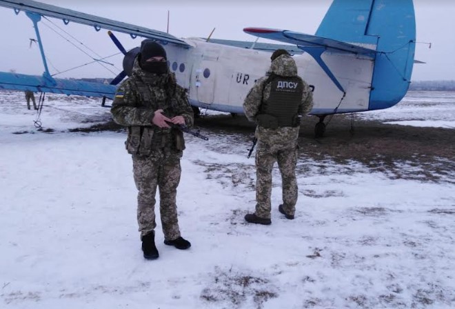 Прикордонники затримали трьох осіб, яких підозрюють у переміщенні контрабанди літаком