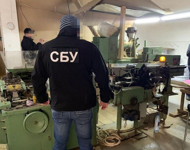 СБУ блокувала на Буковині підпільне виробництво контрафактних цигарок