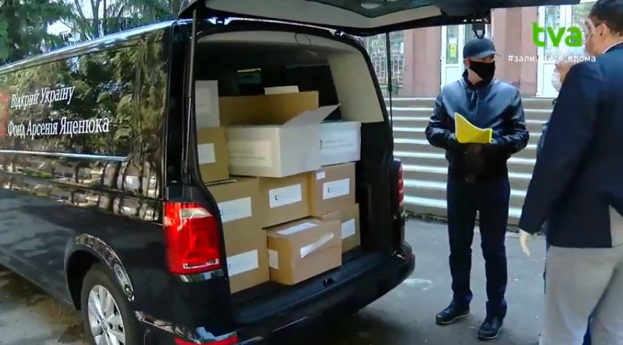 На Буковину привезли чергову партію допомоги від фонду Арсенія Яценюка