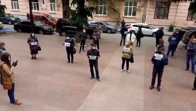 Ковалюк втік від жителів Дорошівців, котрі пікетували Чернівецьку ОДА