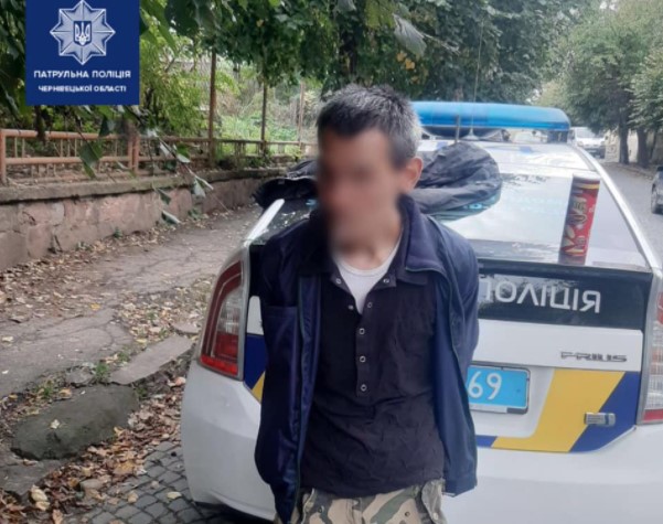 Викрав рюкзак у дитини: в Чернівцях патрульні за 30 хвилин затримали зловмисника