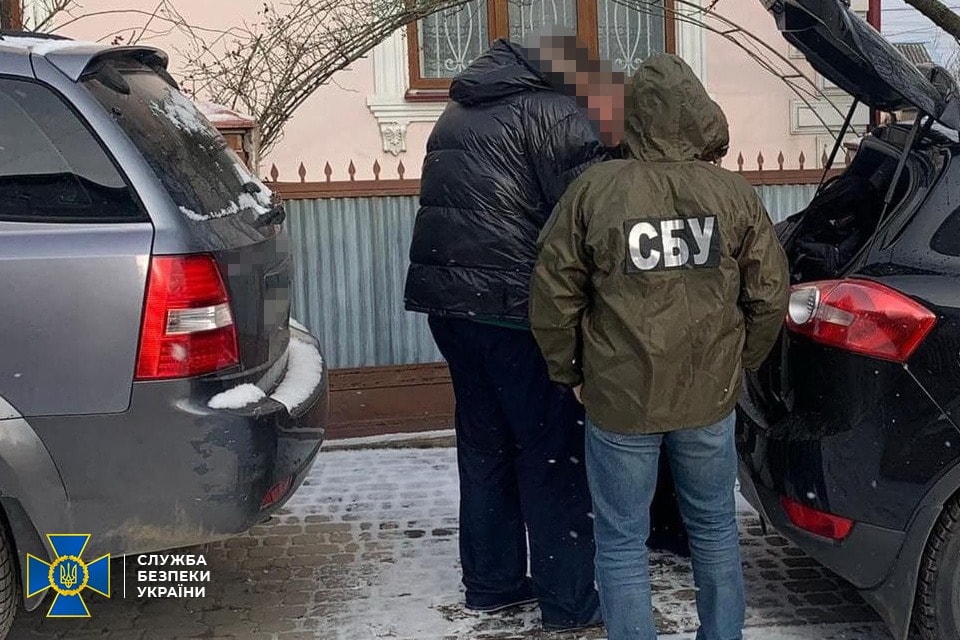 На Буковині СБУ викрила посадовців фіскальної служби, які завдали збитків держбюджету на понад 250 мільйонів гривень.