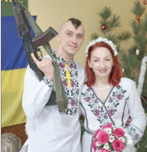 Весілля на фронті: боєць Чернівецької тероборони одружився на передовій